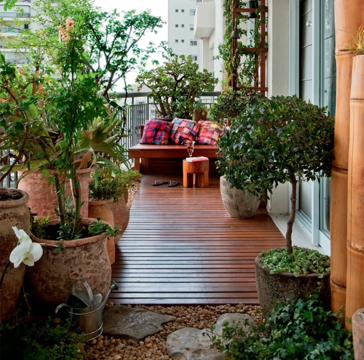 Aménagement balcon–mobilier et plantes accueillants la nature