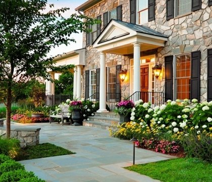 amenagement-petit-jardin-hortensias-fleurs-arbres-jeunes