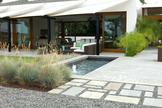 aménagement terrasse piscine-rectangulaire-plantes-deco-exterieure