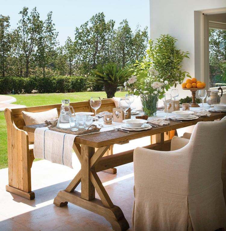 amenager-terrasse-2015-table-banc-bois-fleurs-fauteuils aménager terrasse