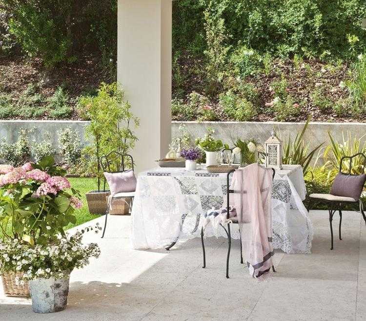 amenager-terrasse-2015-tble-nappe-chaises-fer-forgé aménager terrasse