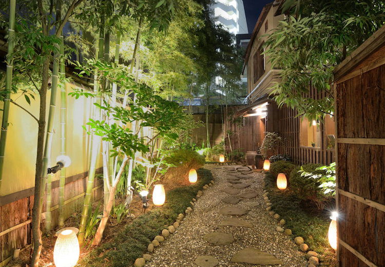 aménagement-jardin-allée-gravier-pas-japonais-projecteurs-photophores-bambou