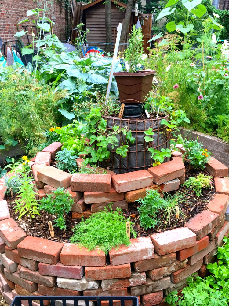 aménagement jardin -spirale-herbes-aromatiques-brique-rouge