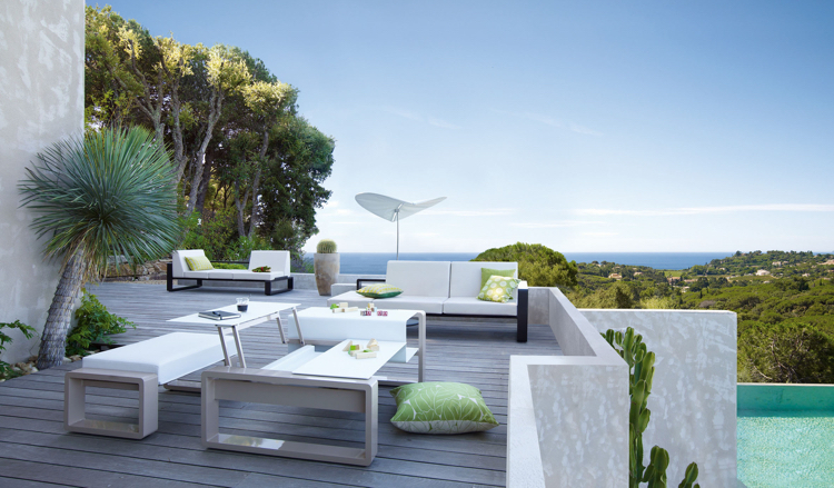 aménagement terrasse -moderne-composite-salon-jardin-blanc-beige-palmier