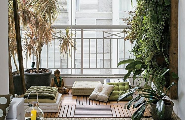 aménagement-balcon-bois-composite-plantes-vertes-coussins-sol