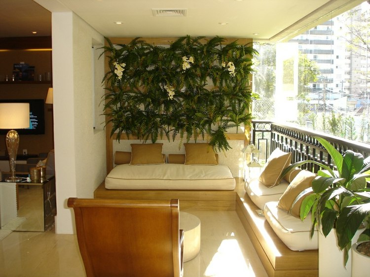 aménagement-balcon-mur-végétal-bancs-bois-coussins aménagement balcon