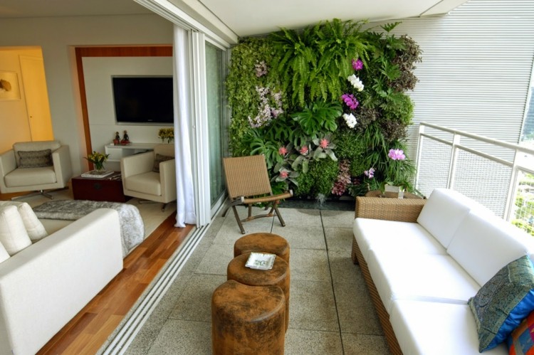 aménagement-balcon-mur-végétal-fleurs-canapé-rotin