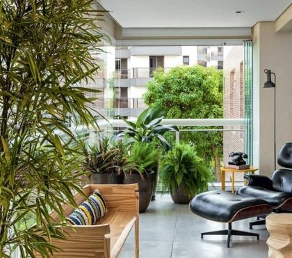 aménagement-balcon-plantes-vertes-banc-bois-fauteuil-relax