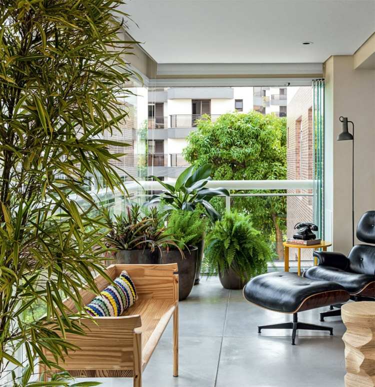 aménagement-balcon-plantes-vertes-banc-bois-fauteuil-relax