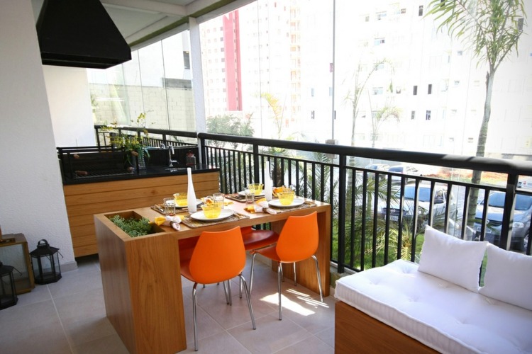 aménagement-balcon-table-bois-chaises-orange-banc