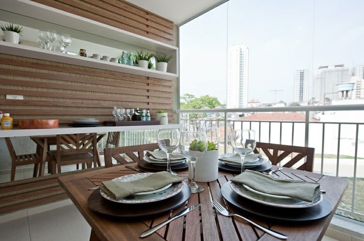 aménagement-balcon-table-bois-plantes-coin-repas aménagement balcon