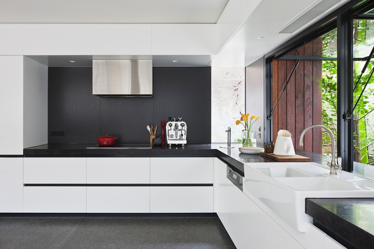 aménagement cuisine angle blanc noir minimaliste