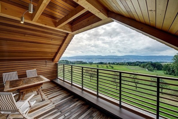 aménagement-extérieur-balcon-revetement-bois-table-chaises