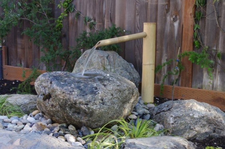 aménagement-jardin-bambou-fontaine-eau-pierre
