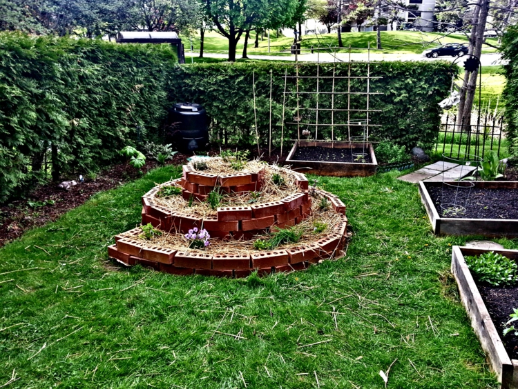 aménagement-jardin-spirale-aromatique-construire-briques