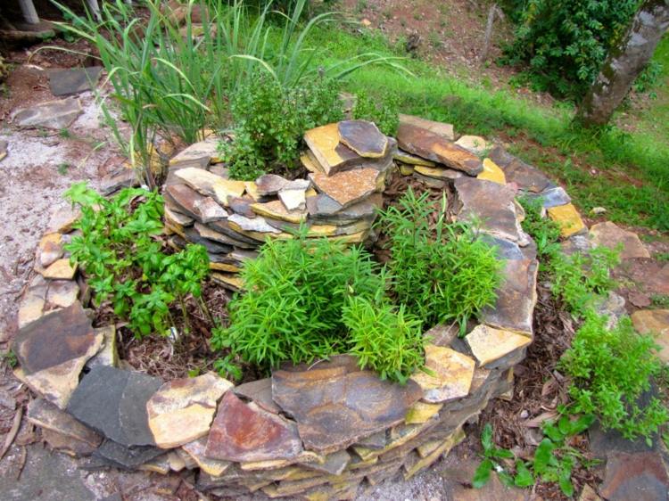 aménagement-jardin-spirale-aromatique-pierres-construction