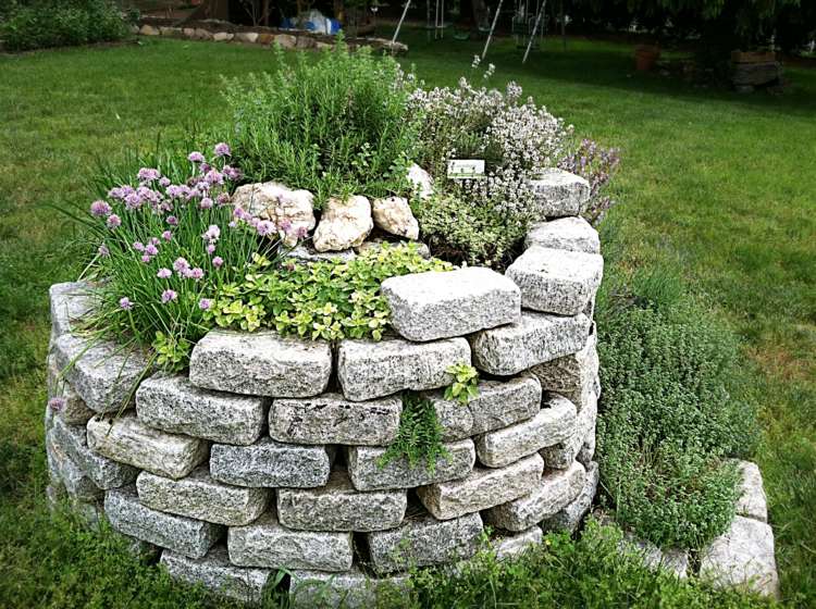 aménagement-jardin-spirale-aromatique-pierres-constructon