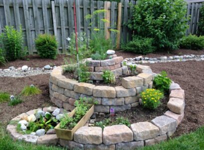 aménagement-jardin-spirale-aromatique-pierres-jardiniere-herbes