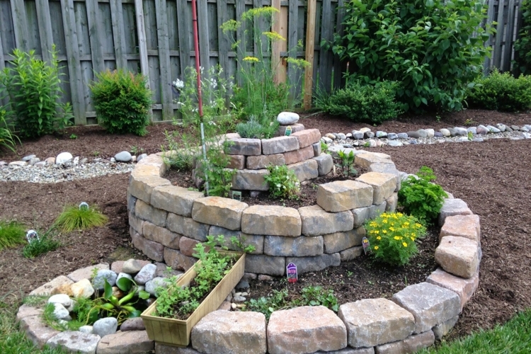 aménagement-jardin-spirale-aromatique-pierres-jardiniere-herbes