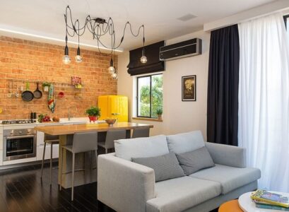 aménagement-petit-appartement-canape-droit-bar-chaises-cuisine