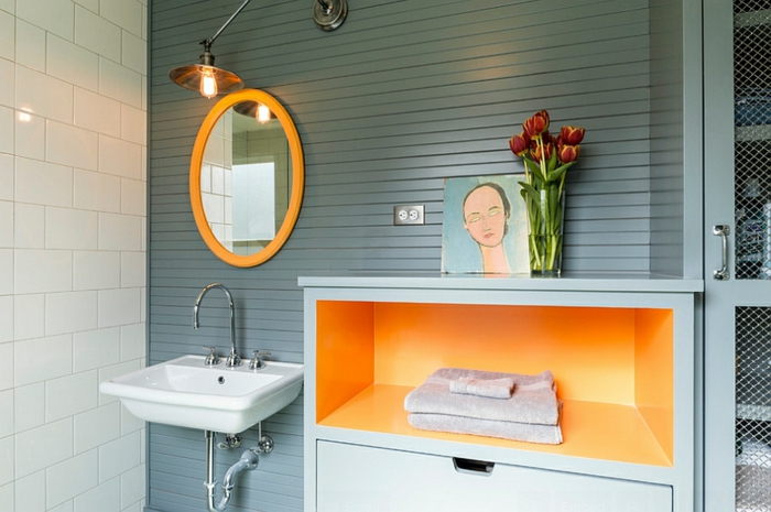 aménagement-salle-de-bains-accents-oranges-lavabo-miroir