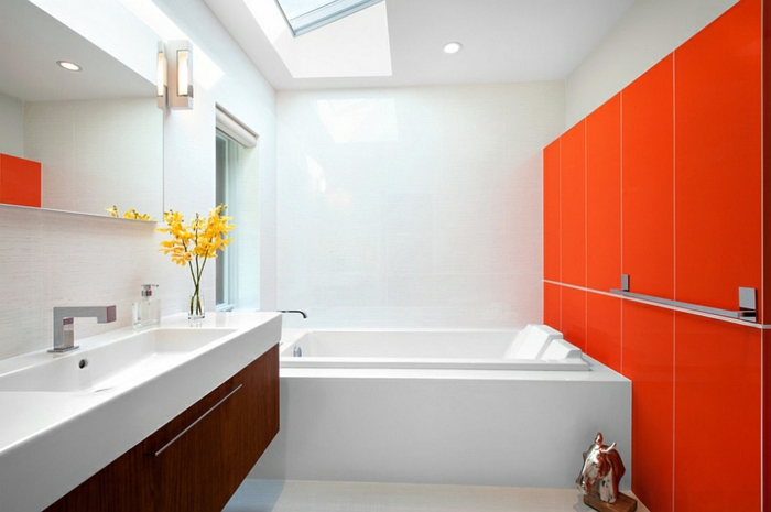 aménagement-salle-de-bains-baignoire-carree-mur-orange
