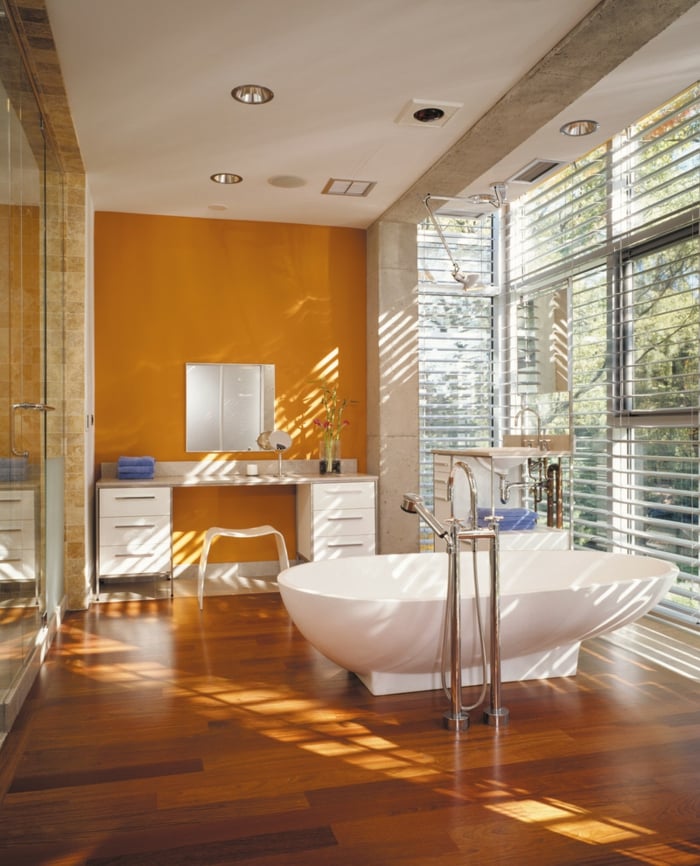 aménagement-salle-de-bains-baignoire-poser-mur-orange