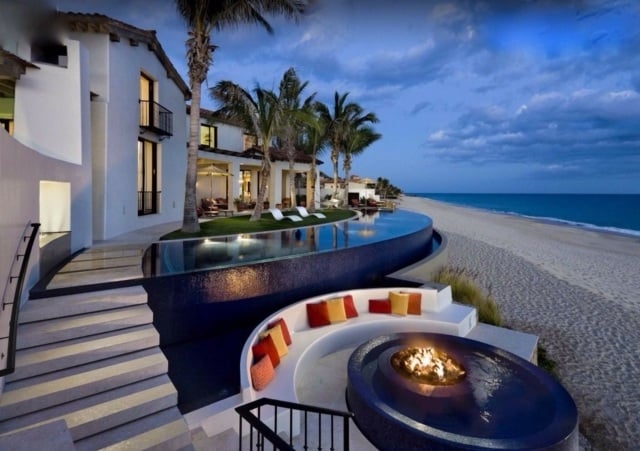 aménagement-terrasse-canape-foyer-exterieur-palmiers-vue-plage