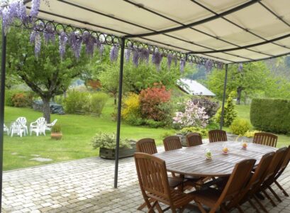 aménagement-terrasse-coin-repas-meubles-bois-abri