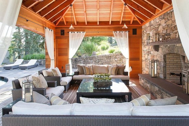 aménagement-terrasse-couverte-meubles-jardin-coussins-deco-chaises-longues