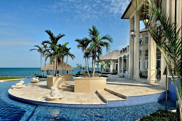 aménagement-terrasse-piscine-exterieur-pavillon-palmiers