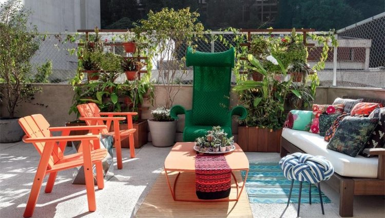 aménagement-terrasse-tendance-2015-canape-droit-table-basse-chaises-bois-orange