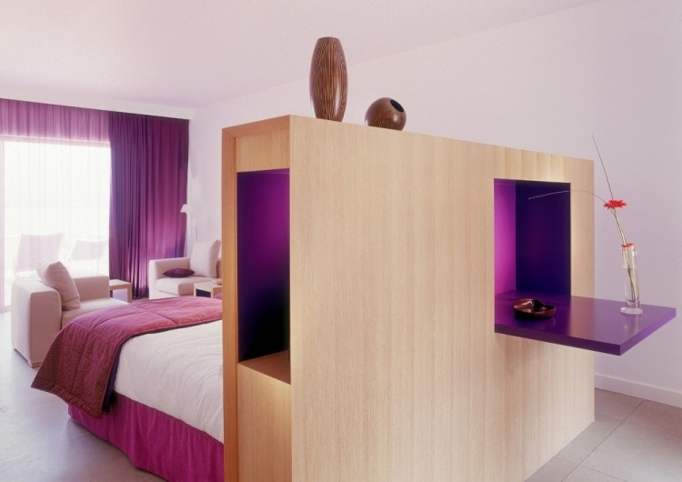 architecture-intérieure-moderne-chambre-violet-bois-clair