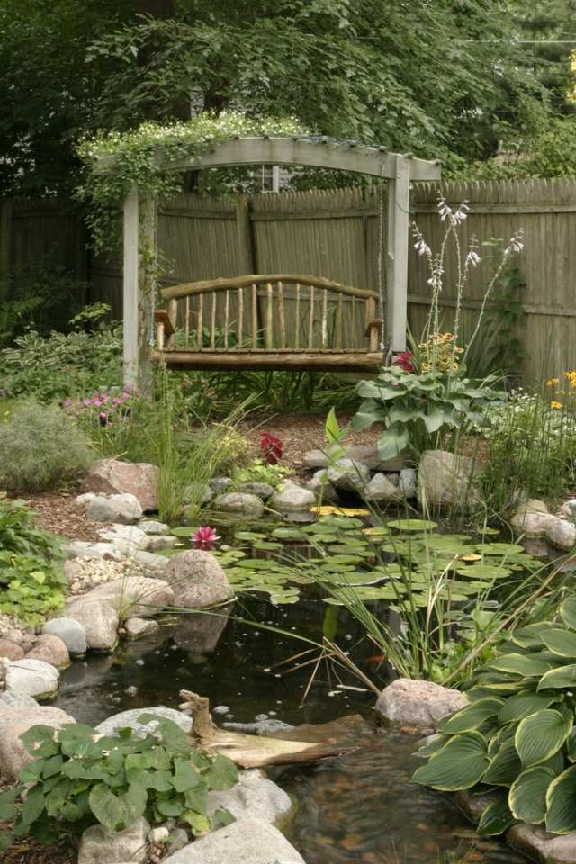 balancelle-jardin-bois-cadre-béton-jardin-aquatique