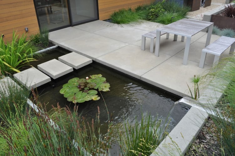 bassin de jardin pas-japonais-coin-repas-table-rectangulaire-banc