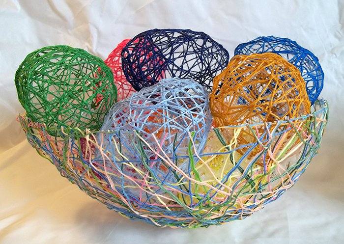Bricolage de Pâques facile- faire des œufs en fils à tricoter