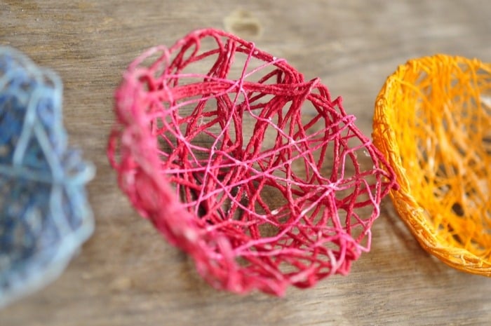 bricolage de Pâques réaliser-enfants-œufs-fils-tricoter