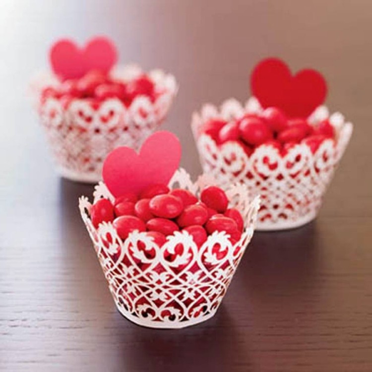 bricolage-facile-Saint-Valentin-bonbon-rouges-panier-blanc