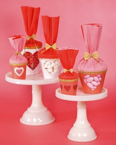 bricolage facile ruban-rose-bougie -Saint-Valentin-paquets-bonbons