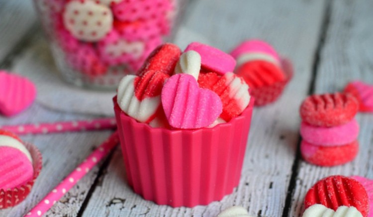 bricolage facile –Saint-Valentin-mini-panier-sucreries-coeurs