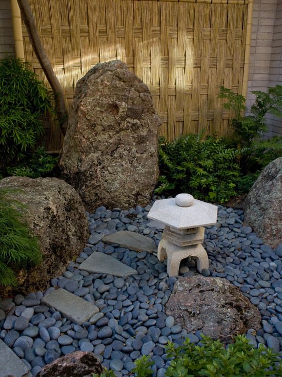 brise-vue-bambou-jardin-en-galets-gris-statue-pierres