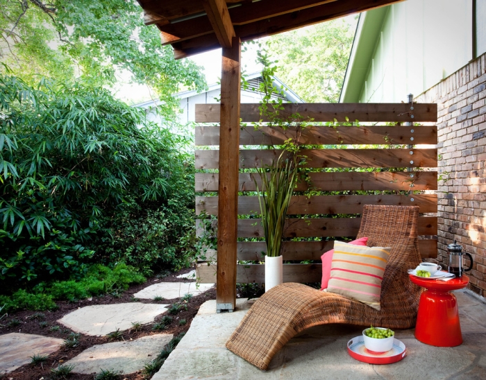 brise-vue-terrasse-bois-plantes-fauteuils-tout-confort-
