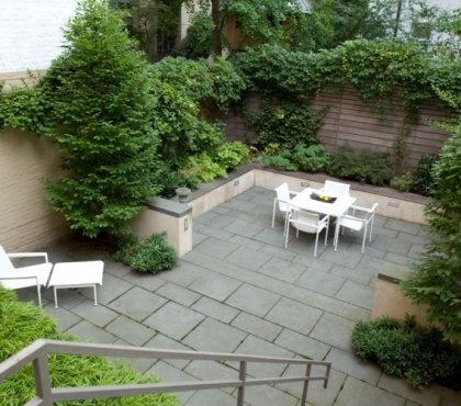 brise-vue-terrasse-bois-plantes-grimpantes-coin-repas-New-York