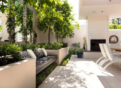 brise-vue-terrasse-coin-repas-plantes-grimpantes-banc-coussins