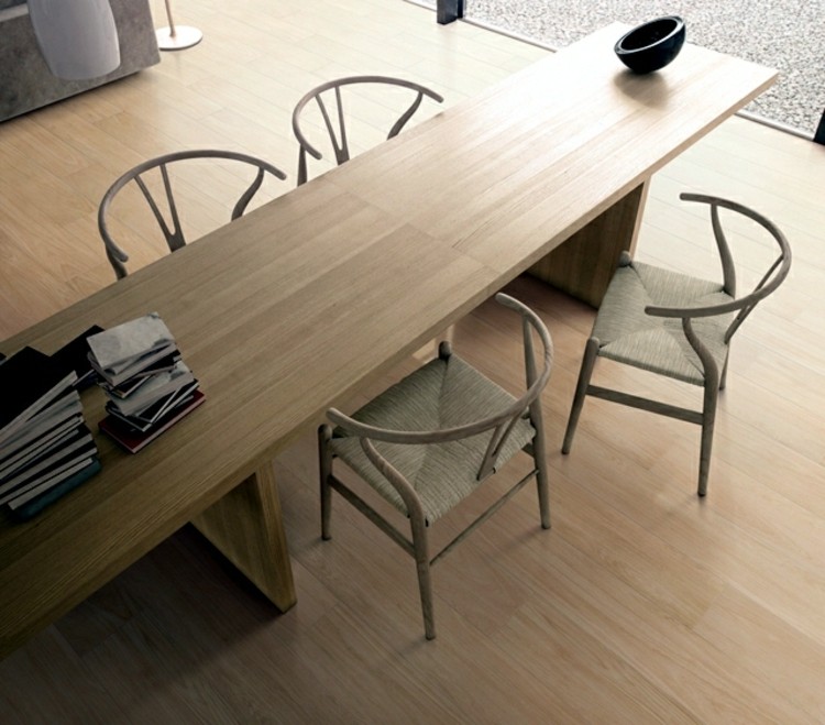 carrelage-imitation-bois-parquet-stratifie-table-rectangulaire-chaises