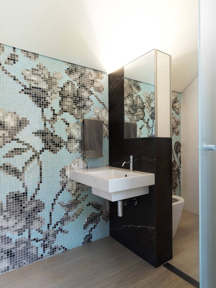 carrelage-mural-salle-bains-mosaique-motifs-floraux carrelage mural salle de bains