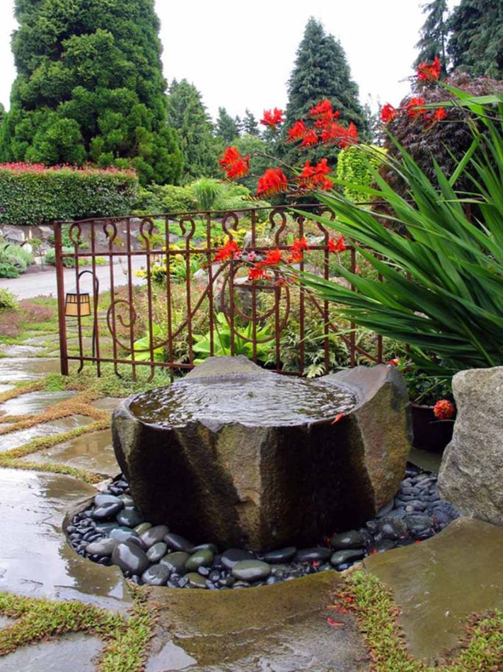 cascade-bassin-fontaine-pierre-galets-fleurs-rouges