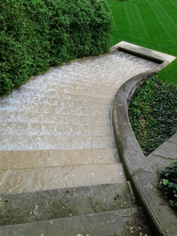 cascade-de-bassin-escalier-pelouse