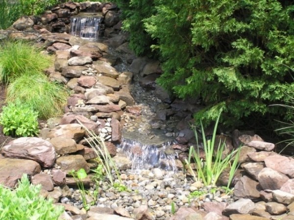 cascade-de-bassin-rochers-pierres-deco-exterieure