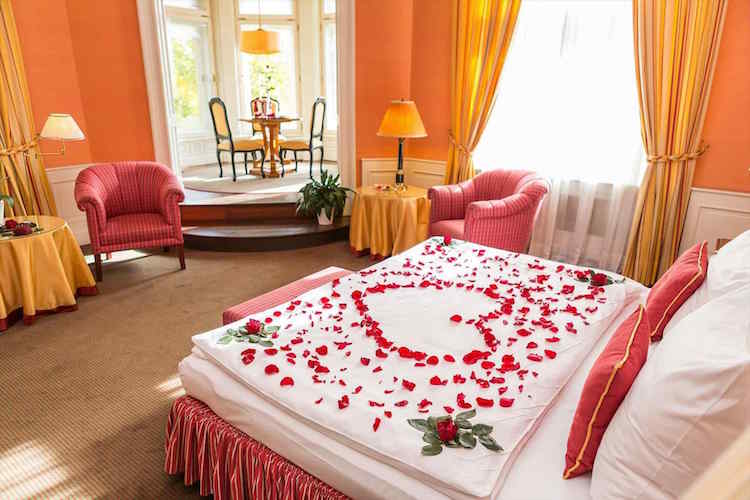 chambre a coucher romantique couer petales de roses sur le lit